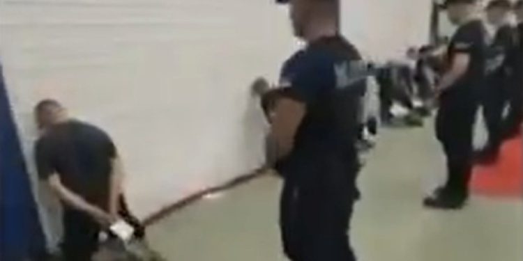 Pogledajte što policija radi uhićenima u Srbiji, javnost zgrožena: ‘Klečat će i Dačić i Vučić’