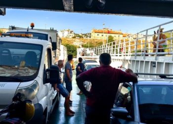 Pokvarila se rampa na trajektu, auta ne mogu vani. Evo što kažu iz Jadrolinije