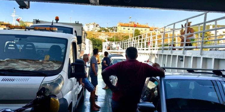 Pokvarila se rampa na trajektu, auta ne mogu vani. Evo što kažu iz Jadrolinije