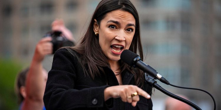 Polaznici samita za mlade pozivaju na socijalizam, hvale AOC kao budućnost stranke