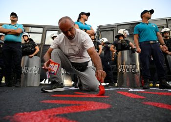 Policajci za nerede blokiraju prosvjednike da se približe izraelskom brodu za krstarenje u Grčkoj