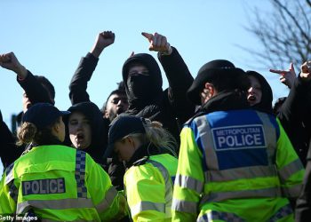 Policija da koristi nevidljivo sprej za označavanje DNK kako bi obilježila nogometne huligane u potrazi za praćenjem prijestupnika mjesecima nakon utakmica – i to je gotovo nemoguće isprati