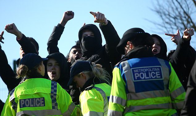 Policija da koristi nevidljivo sprej za označavanje DNK kako bi obilježila nogometne huligane u potrazi za praćenjem prijestupnika mjesecima nakon utakmica – i to je gotovo nemoguće isprati