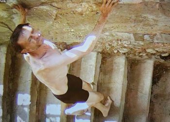 Policija objavljuje novu sliku osumnjičenog u pucanju u montani, dok se pretraga kreće u planine