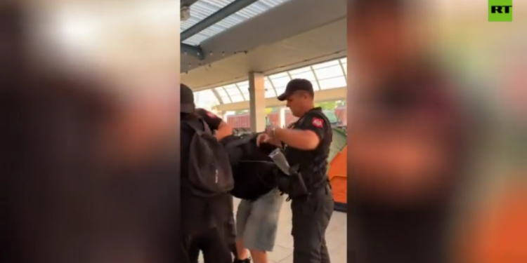 Policija sruši protivničko piket u post-sovjetskom glavnom gradu (video)-RT Rusija i bivši Sovjetski Savez