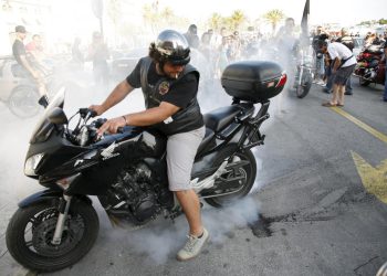 Policija uhitila 22-godišnjaka jer je pijan “palio” gume na autu: evo kako je prošao na sudu…