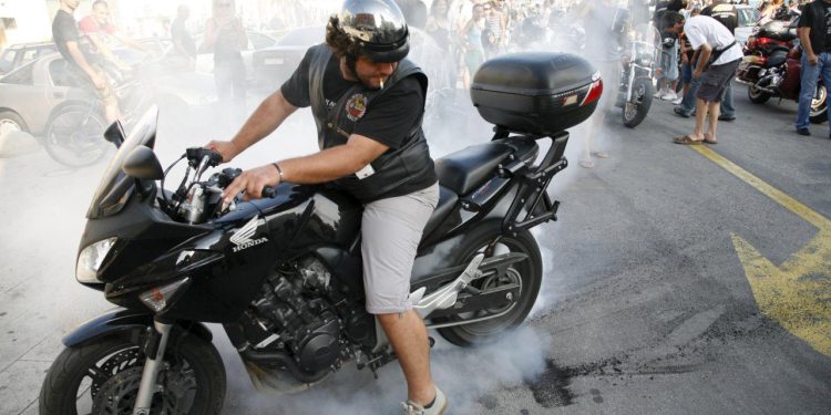 Policija uhitila 22-godišnjaka jer je pijan “palio” gume na autu: evo kako je prošao na sudu…