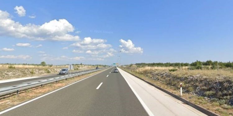 Poljak na A1 kod Vodica prevrnuo auto na krov