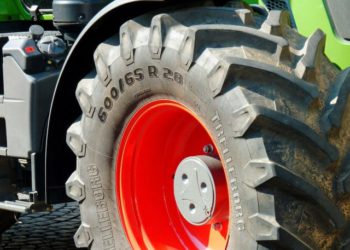 Poljoprivrednici traktorima dolaze ispred zgrade Vlade u Sarajevu