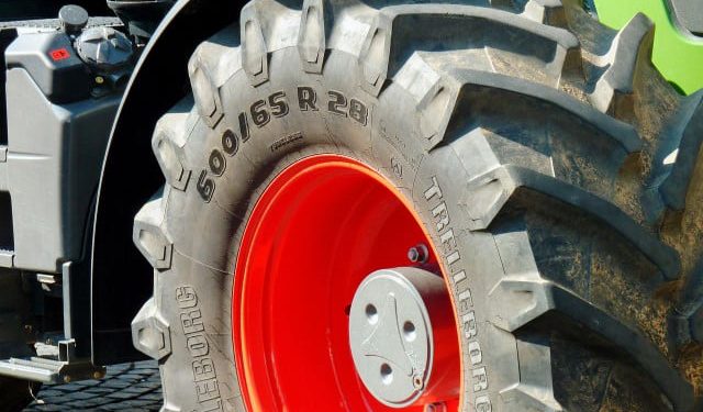 Poljoprivrednici traktorima dolaze ispred zgrade Vlade u Sarajevu