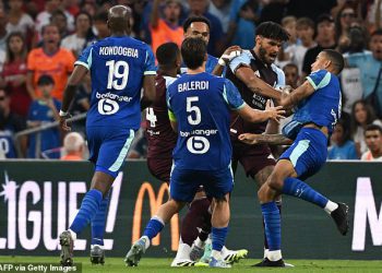 Postaje mahnita, momci! Mason Greenwood ima svoj Jersey koji je Tyrone Mings razbio kao sukob u paru u Tutchy predsezonskom obračunu između Marseillea i Aston Villa