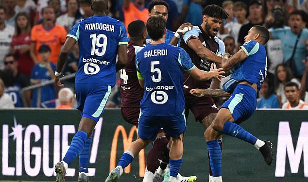 Postaje mahnita, momci! Mason Greenwood ima svoj Jersey koji je Tyrone Mings razbio kao sukob u paru u Tutchy predsezonskom obračunu između Marseillea i Aston Villa