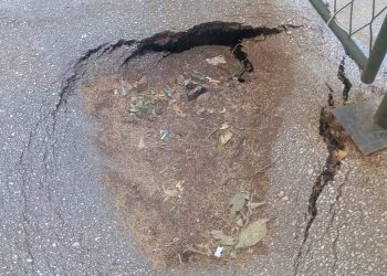 Potencijalna opasnost: Počelo propadanje ceste kod Small Malla. Stvorila se manja rupa