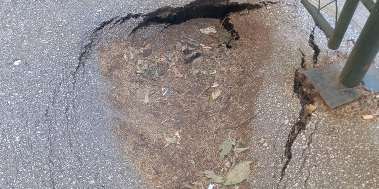 Potencijalna opasnost: Počelo propadanje ceste kod Small Malla. Stvorila se manja rupa