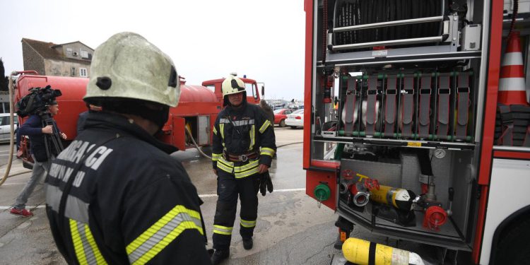 Požar kod Škabrnje: Na terenu vatrogasne ekipe, uzrok se još utvrđuje