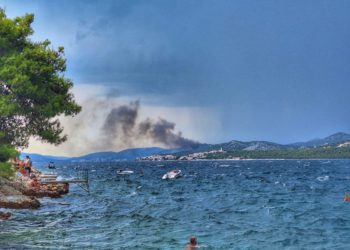 Požar kod Vrsina je pod kontrolom: “Jedan objekt je bio ugrožen, ali uspješno smo ga obranili”