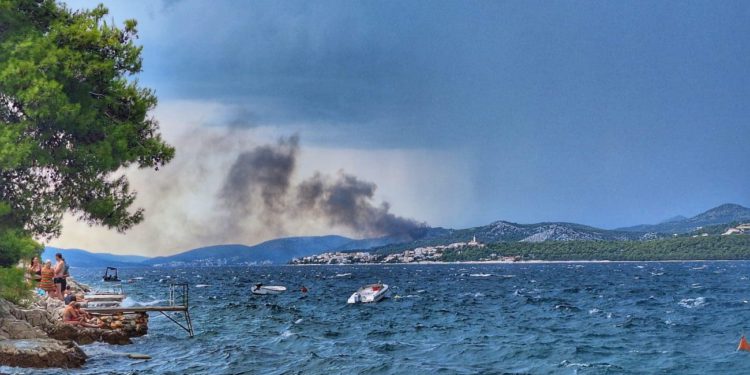 Požar kod Vrsina je pod kontrolom: “Jedan objekt je bio ugrožen, ali uspješno smo ga obranili”