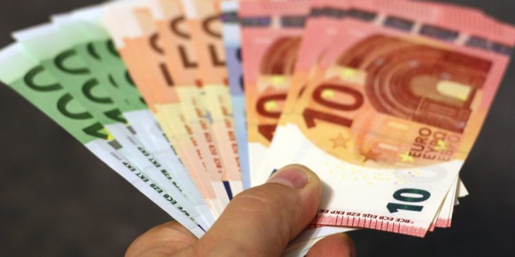 Poznat iznos prosječne neto plaće u Hrvatskoj, u jednoj djelatnosti zarađuje se preko 2000 eura