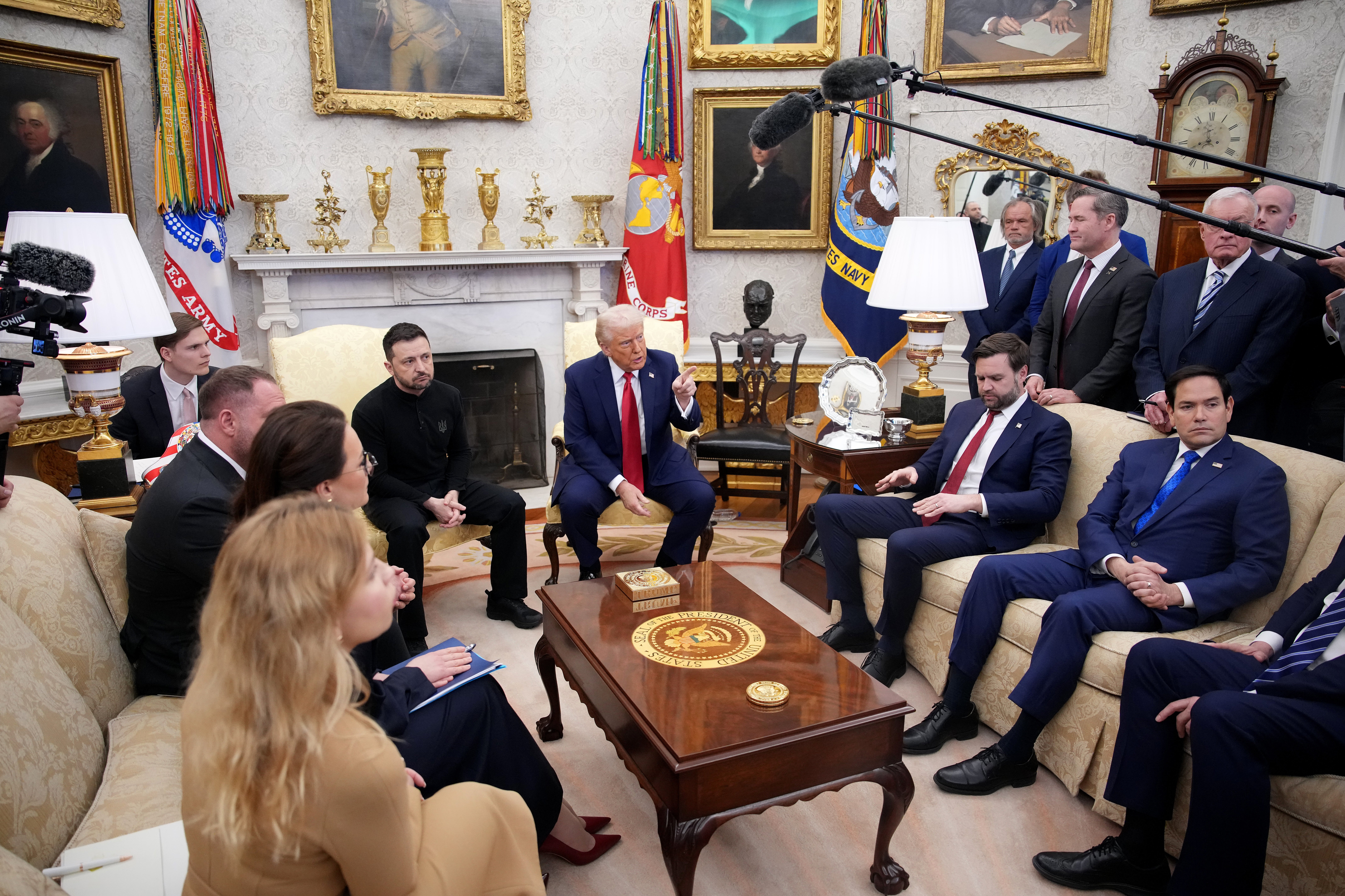 Američki predsjednik Donald Trump i ukrajinski predsjednik Volodymyr Zelensky sastaju se u Ovalnom uredu u Bijeloj kući 28. veljače 2025. u Washingtonu, DC. Državni tajnik Marco Rubio, na slici pored potpredsjednika JD Vancea, gurnuo je ono što je nazvao