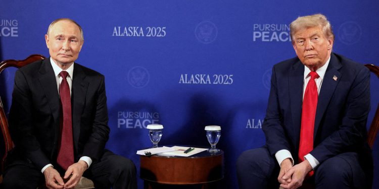 ‘Pretvarajući se da ne čujem svoje suradnike’: Putin postaje meme samo nekoliko minuta na samitu o visokim ulogama s Trumpom