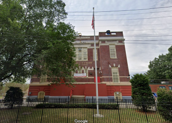 Prezirana supruga puše zvižduk na navodnoj aferi njezinog glavnog muža s mlađim oženjenim kolegom učiteljicom: izvještaj