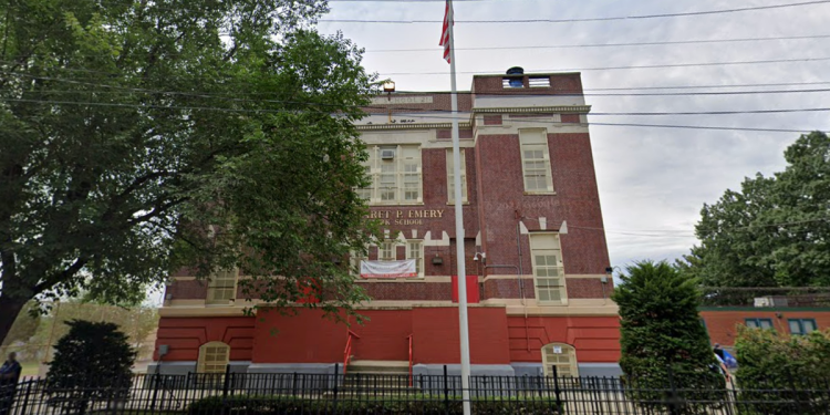 Prezirana supruga puše zvižduk na navodnoj aferi njezinog glavnog muža s mlađim oženjenim kolegom učiteljicom: izvještaj