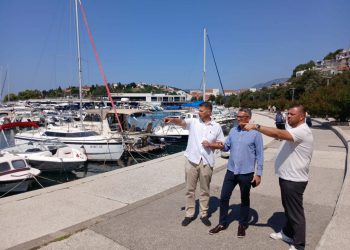 Primorsko-goranski župan obišao Lučku upravu i Dom zdravlja u Novom Vinodolskom