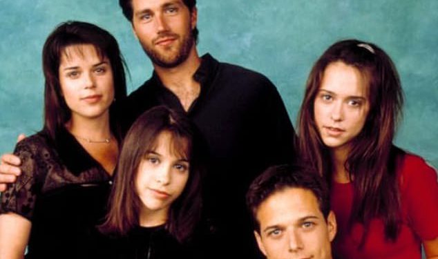 Prokletstvo stranke od pet: Kako se izložbena drama iz hit 90 -ih izlila u stvarni život za članove glumaca