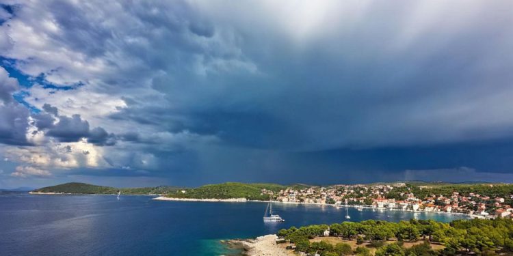 Promjenjivo uz južinu, lokalno kišu, grmljavinu i olujno nevrijeme!