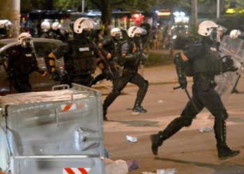 Prosvjedi Srbije pod vodstvom studenata zahtijevaju nove izbore usred nasilja u tijeku