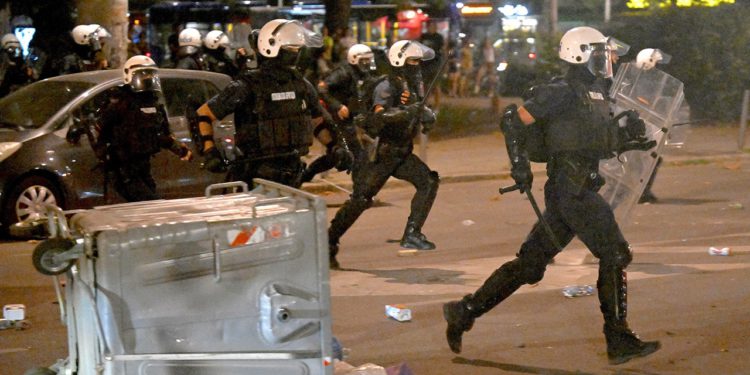 Prosvjedi Srbije pod vodstvom studenata zahtijevaju nove izbore usred nasilja u tijeku