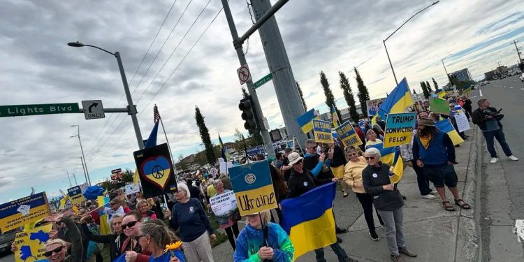 Prosvjednici mašu ukrajinskim zastavama na Aljasci: Lavrov stigao sa zanimljivom majicom