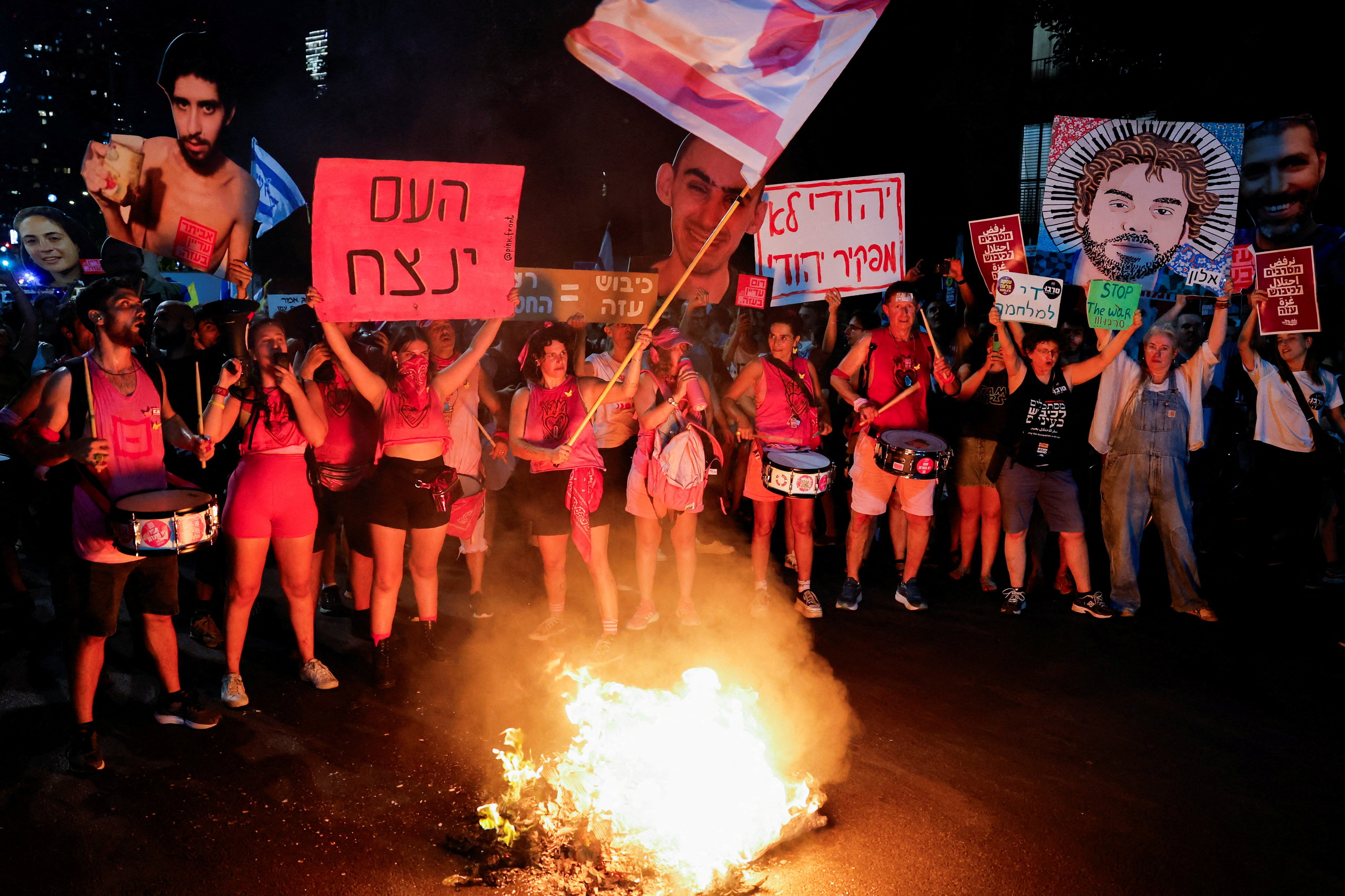 Demonstranti i rodbina talaca oteti tijekom smrtonosnog 7. listopada 2023., napad na Izrael od strane Hamasa, prosvjedovao je tražeći neposredno puštanje talaca i kraj rata, kao što je vatra izgorjela u Tel Avivu, Izrael, 7. kolovoza 2025.