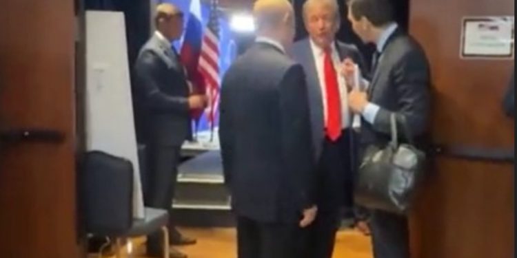 Putinu su pred Trumpom doslovno kleckala koljena: Pogledajte video, ovo nije moguće