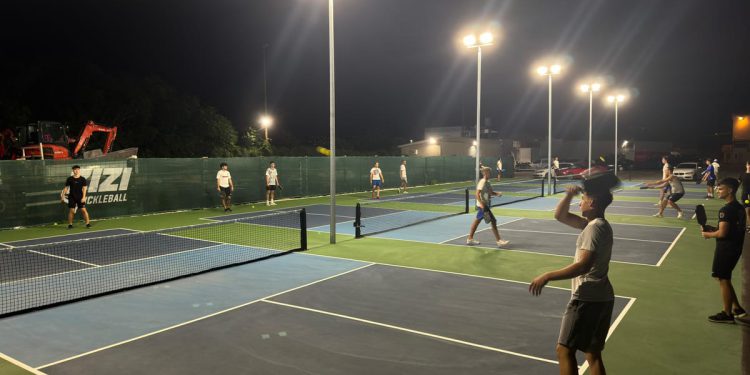 REKET U JEDNU, PIVO U DRUGU RUKU! Saznajte zašto je ovaj neobični sport zaludio Ameriku i zašto će ga od sad i Splićani obožavati!