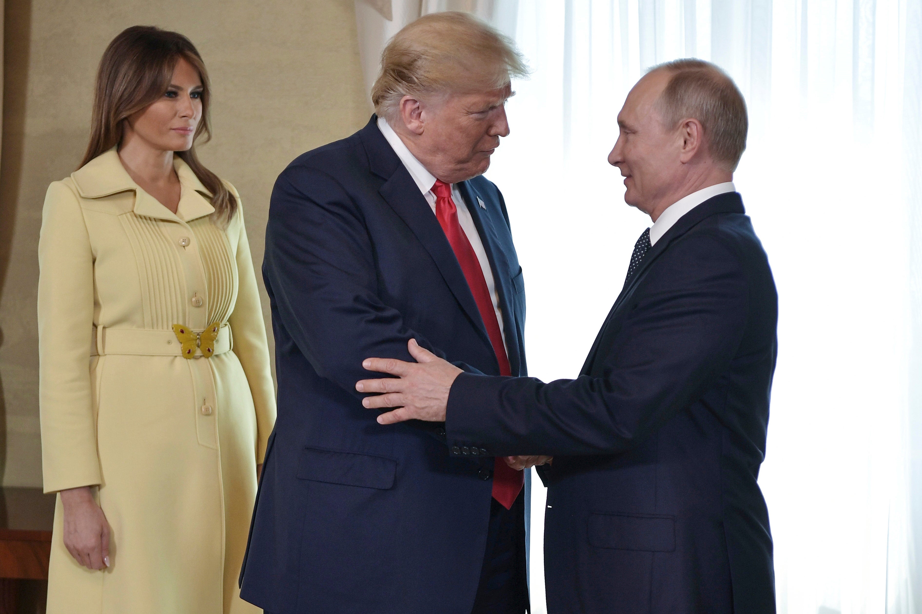 Prva dama Sjedinjenih Država, Melania Trump, gleda kao predsjednik Donald Trump i njegov ruski kolega, Vladimir Putin, pozdravljaju jedni druge prije sastanka licem u lice u predsjedničkoj palači u Helsinkiju, Finska, 16. srpnja 2018. godine.