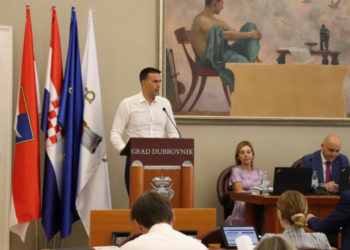 Raguž održao sjajnu lekciju vijećnicima: ‘Grad ne može riješiti problem ovisnosti djece o mobitelu, treba se baviti njima, a ne visiti po Vojnoviću’
