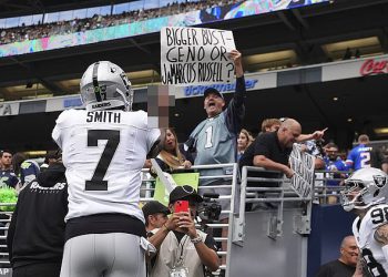 Raiders QB Geno Smith otjerava navijače Seahawksa dok se suočava s nepristojnim natpisom u povratku u Seattle