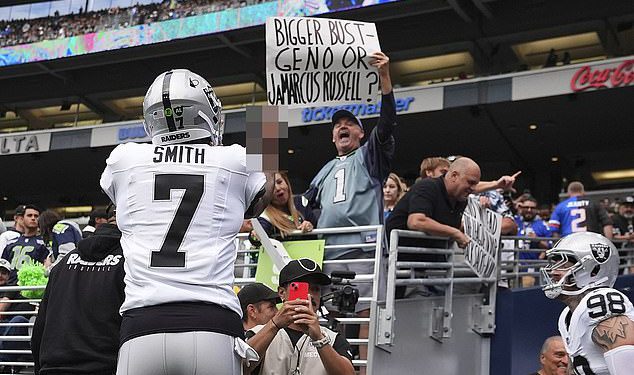 Raiders QB Geno Smith otjerava navijače Seahawksa dok se suočava s nepristojnim natpisom u povratku u Seattle