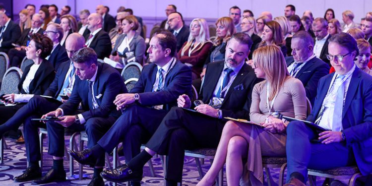 Rast investicijskih kredita poduzećima premašio 10%