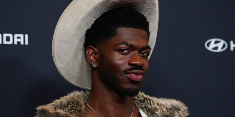 Reper Lil Nas X hospitaliziran zbog sumnje na predoziranje i zatvoren zbog sumnje da je naplatio policiju u LA Streetu