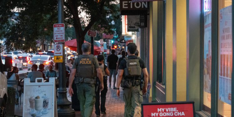 Restorani DC područja gube zaštitnike jer Trumpovo policijsko preuzimanje dovodi do pada rezervacija i kupaca