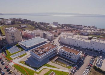 Roditelji traže rješenje za siguran iskrcaj djece pred školom. Kazne stižu i tijekom praznika