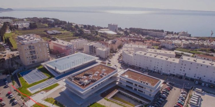 Roditelji traže rješenje za siguran iskrcaj djece pred školom. Kazne stižu i tijekom praznika