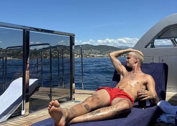 Romeo Beckham dijeli slike sebe i St Tropeza nakon što je njegov brat Cruz nakon što je otukao brat Brooklyn snubnuo obitelj s ceremonije obnove za zavjetu s Nicolom Peltz