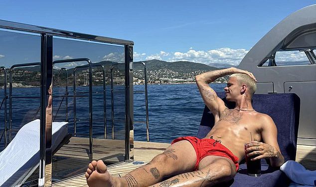 Romeo Beckham dijeli slike sebe i St Tropeza nakon što je njegov brat Cruz nakon što je otukao brat Brooklyn snubnuo obitelj s ceremonije obnove za zavjetu s Nicolom Peltz