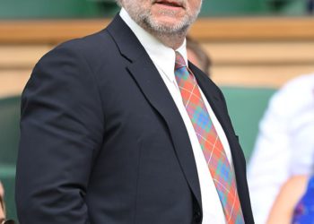 Russell Crowe prekida svoju 20-godišnju tišinu na taj incident bacanja telefona u New Yorku, koji ga je vidio uhićen zbog napada i odveo u lisicama