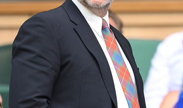 Russell Crowe prekida svoju 20-godišnju tišinu na taj incident bacanja telefona u New Yorku, koji ga je vidio uhićen zbog napada i odveo u lisicama