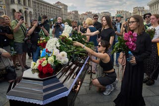 Kolege i prijatelji ležali su cvijeće na lijesu Victoria Roshchyna tijekom pogrebne ceremonije na Trgu Independence u središnjem Kijevu u petak