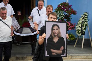 Kolega nosi portret Victoria Roshchyna tijekom svog sprovoda u samostanu St. Michael u Kijevu